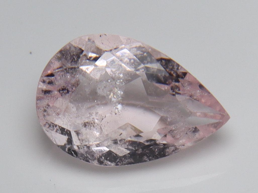 1.27 cts Natural Morganite: No Reserve! Title: 1.27 cts Natural Morganite Additional Information: Gemstone : Natural Morganite Shape and Cut : Pear Cut Weight : 1.27 carats Measurements : 9x6 mm, Color : Pink Transparency : Tran