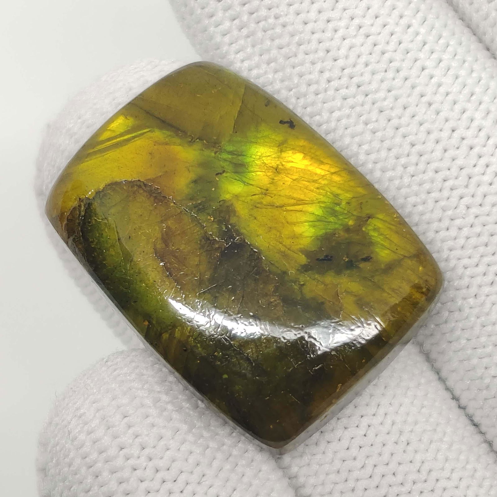 51.60 Ct "Stunning" Green Gold Labradorite: No Reserve! Title: 51.60 Ct "Stunning" Green Gold Labradorite Additional Information: Gemstones: Natural Labradorite Carat Weights: 51.60 ct Size/Dimensions: 30 X 22 X 7.50 mm Treatment: Color Dyed Ma