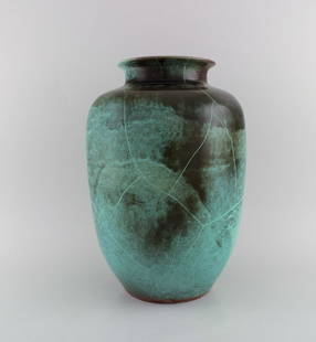 Richard Uhlemeyer (1900-1954), Germany. Large vase in glazed ceramics. Beautiful crackle glaze in: Richard Uhlemeyer (1900-1954), Germany. Large vase in glazed ceramics. Beautiful crackle glaze in dark and turquoise shades. 1940s. Measures: 33.5 x 22.5 cm. In excellent condition. Stamped. Reserve: