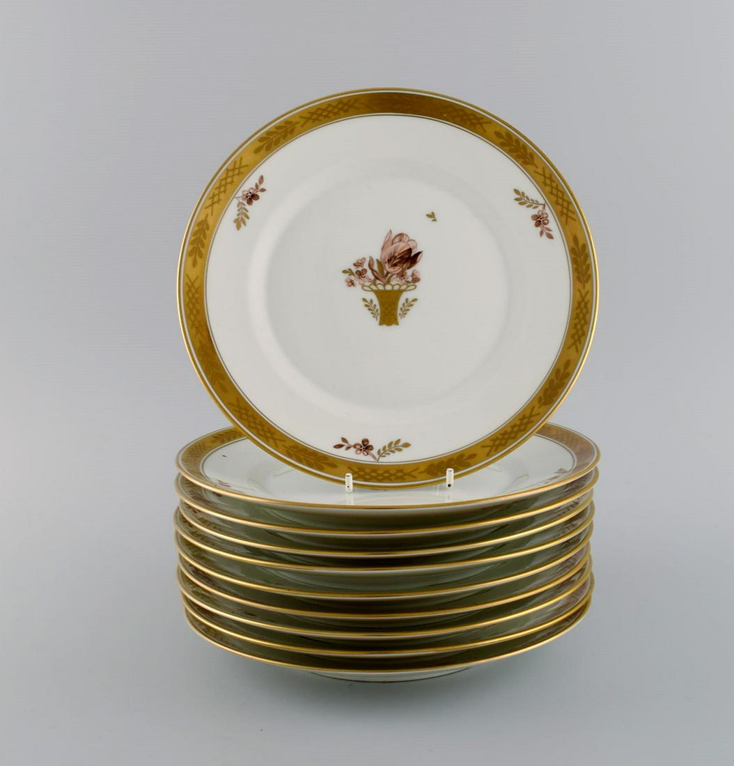 10 Royal Copenhagen Golden Basket lunch plates in hand-painted porcelain with flowers and gold: 10 Royal Copenhagen Golden Basket lunch plates in hand-painted porcelain with flowers and gold decoration. 1960s. Model number 595/9589. Diameter: 22 cm. In excellent condition. Stamped. 1st factory q