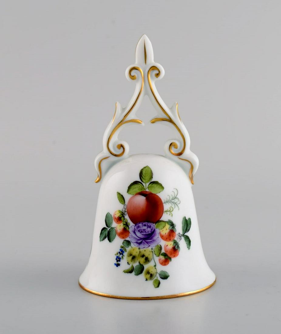 Herend table bell in hand-painted porcelain with flowers and gold decoration. 1980s.: Herend table bell in hand-painted porcelain with flowers and gold decoration. 1980s. Measures: 12.5 x 7 cm. In excellent condition. Stamped. Reserve: $110.00 Shipping: Domestic: Shipping rates are det