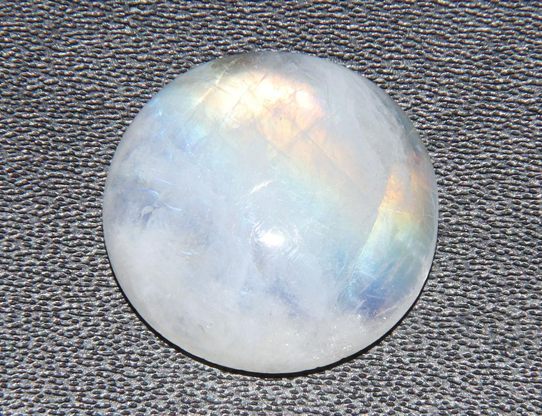 11.19 Cts Natural Rainbow Moonstone: No Reserve! Title: 11.19 Cts Natural Rainbow Moonstone Additional Information: Gemstone : Natural Rainbow Moonstone Shape : Round Cabochan Weight : 11.19 carats Measurements : 16x16 mm, Color : White