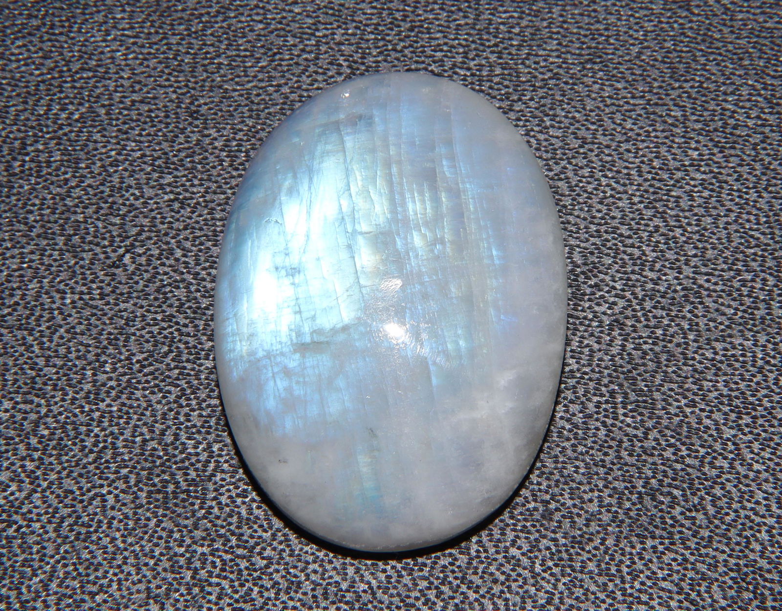 31.46 Cts Natural Rainbow Moonstone: No Reserve! Title: 31.46 Cts Natural Rainbow Moonstone Additional Information: Gemstone : Natural Rainbow Moonstone Shape : Oval Cabochan Weight : 31.46 carats Measurements : 25.50x18.55x7.99 mm, Colo