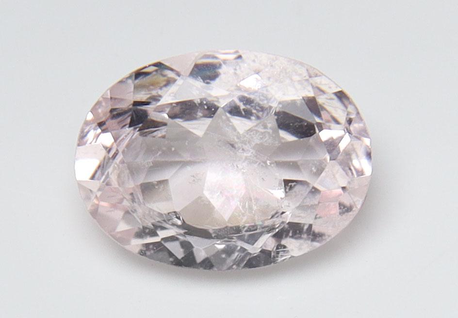 0.94 cts Natural Morganite: No Reserve! Title: 0.94 cts Natural Morganite Additional Information: Gemstone : Natural Morganite Shape and Cut : Oval Cut Weight : 0.94 carats Measurements : 8x6 mm, Color : Peach Transparency : Tra