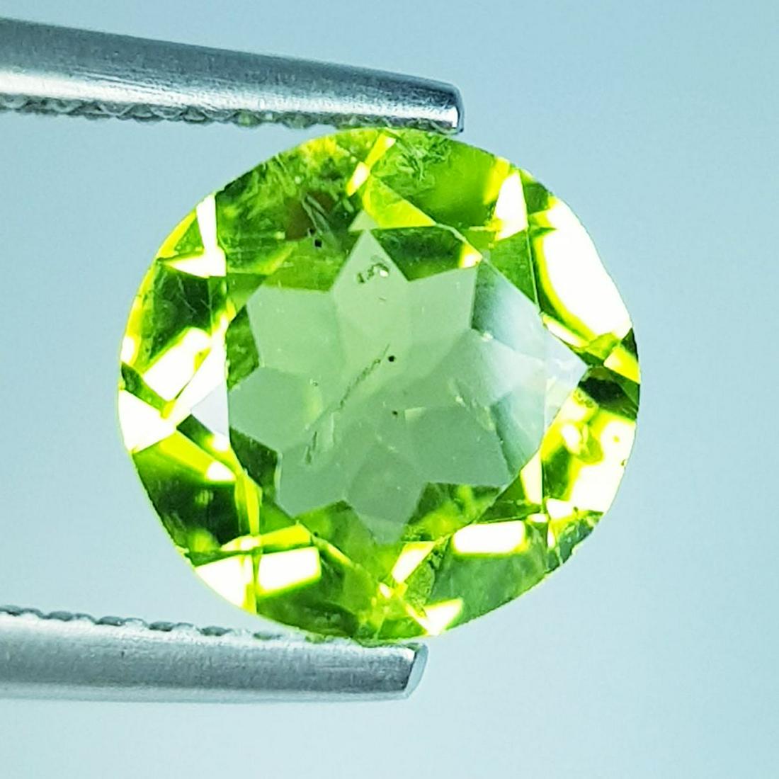 2.21 ctz " Stunning Green " Natural Pakistan Peridot: No Reserve! Title: 2.21 ctz " Stunning Green " Natural Pakistan Peridot Color/Clarity: Green / VVS Gemstones: Peridot Carat Weights: 2.21 Size/Dimensions: 8.60 x 8.60 x 4.30 Additional Information: Ro