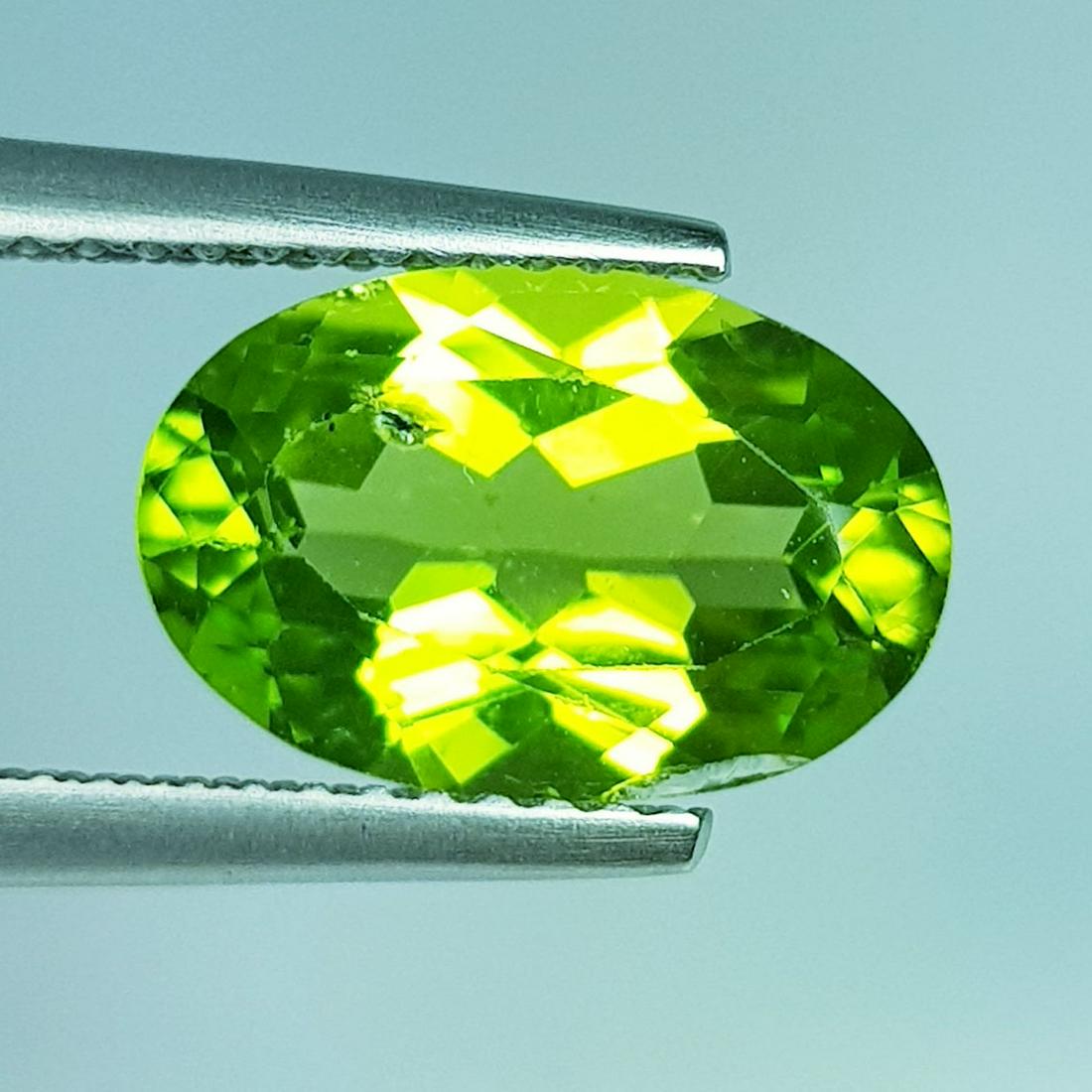 3.17 ctz " Stunning Green " Natural Pakistan Peridot: No Reserve! Title: 3.17 ctz " Stunning Green " Natural Pakistan Peridot Color/Clarity: Green / VVS Gemstones: Peridot Carat Weights: 3.17 Size/Dimensions: 11.70 x 7.80 x 4.90 Additional Information: O
