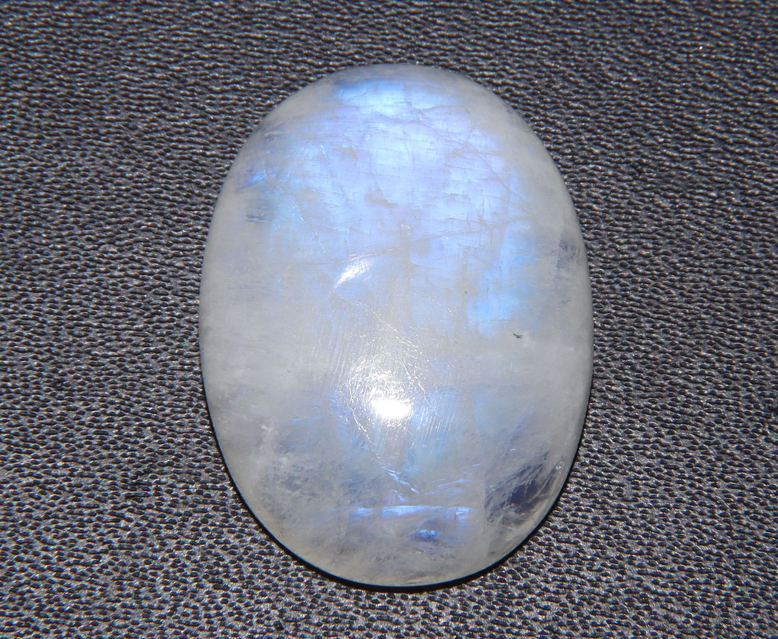 25.21Cts Natural Rainbow Moonstone: No Reserve! Title: 25.21Cts Natural Rainbow Moonstone Additional Information: Gemstone : Natural Rainbow Moonstone Shape : Oval Cabochan Weight : 25.21 carats Measurements : 24.65x18.10x6.70 mm, Color