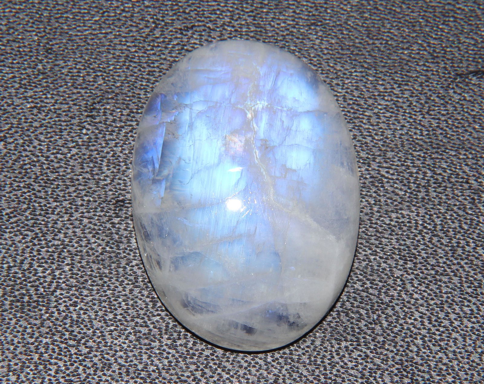 27.36Cts Natural Rainbow Moonstone: No Reserve! Title: 27.36Cts Natural Rainbow Moonstone Additional Information: Gemstone : Natural Rainbow Moonstone Shape : Oval Cabochan Weight : 27.36 carats Measurements : 25x18 mm, Color : White Tr