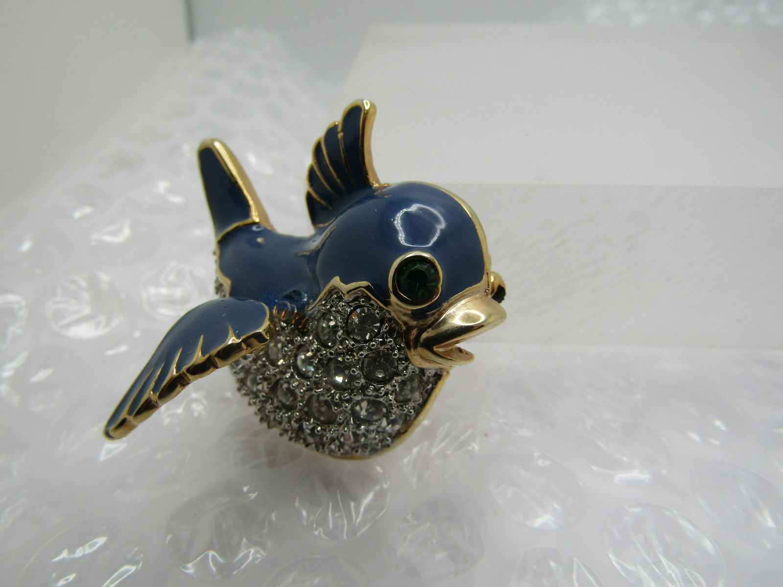 Trembler brooch shop