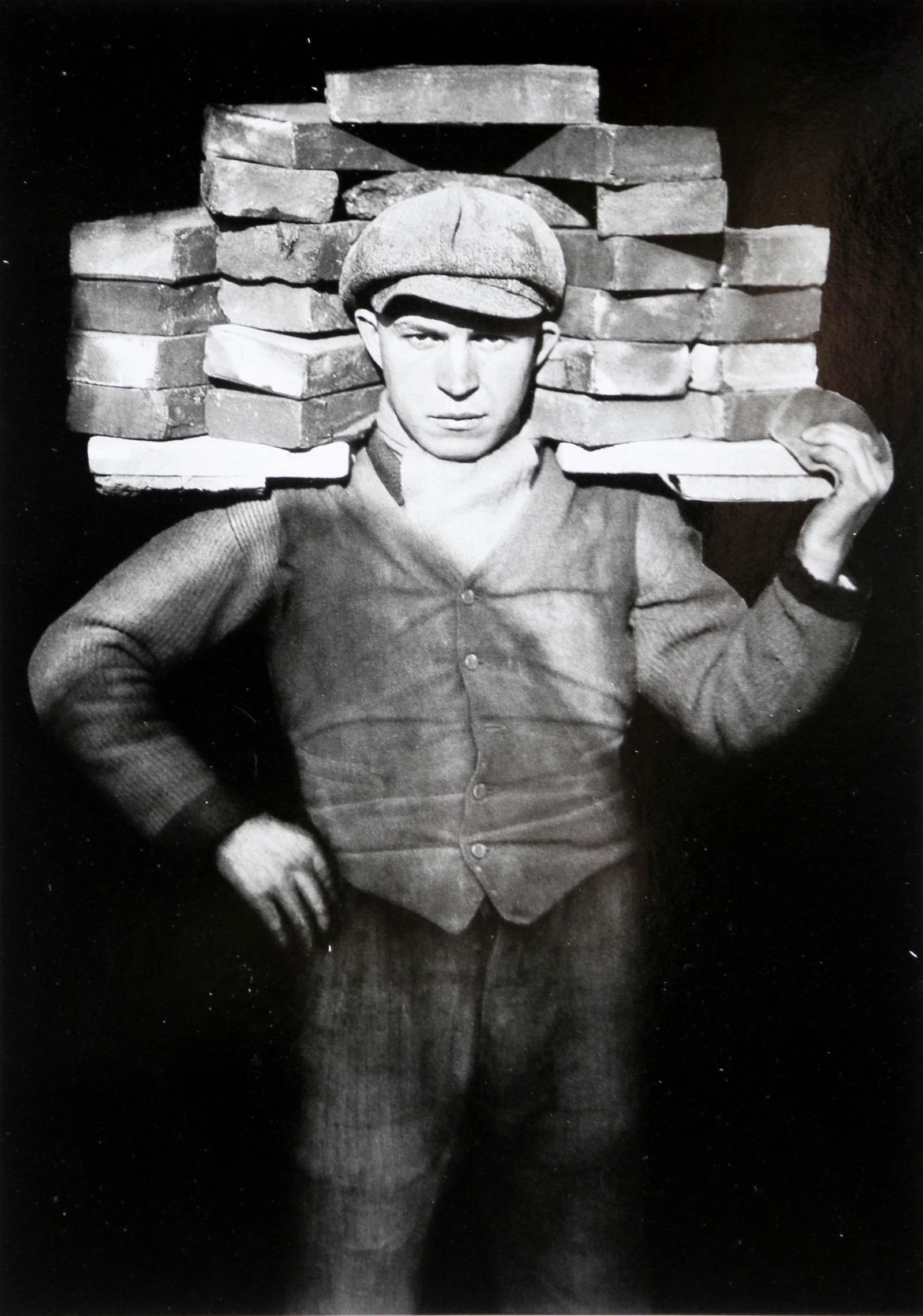 August Sander : Bricklayer, 1928 (1 of 1)