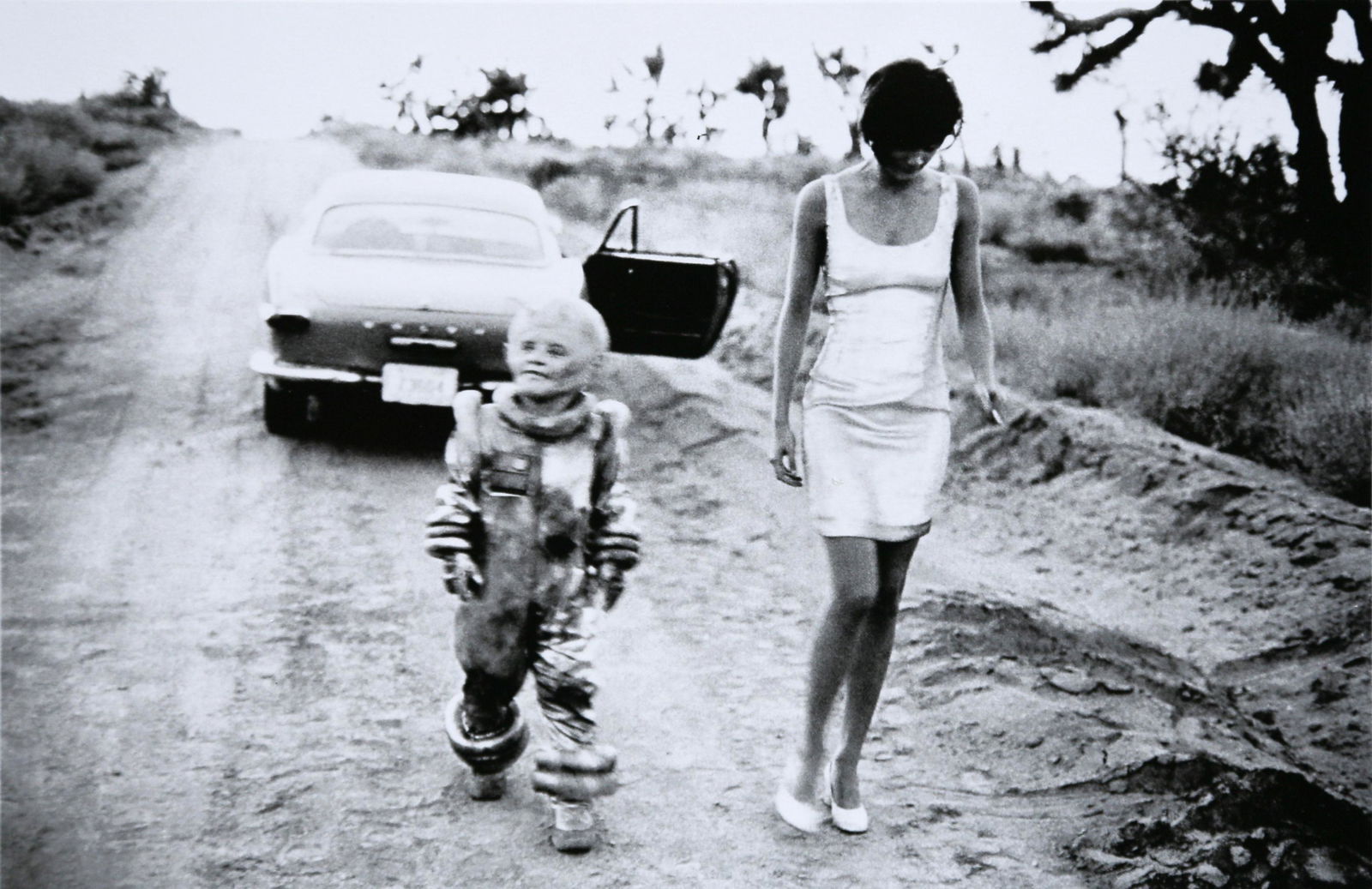Peter Lindbergh : Helena Christensen & Alien . El Mirage, California, 1990 (1 of 1)