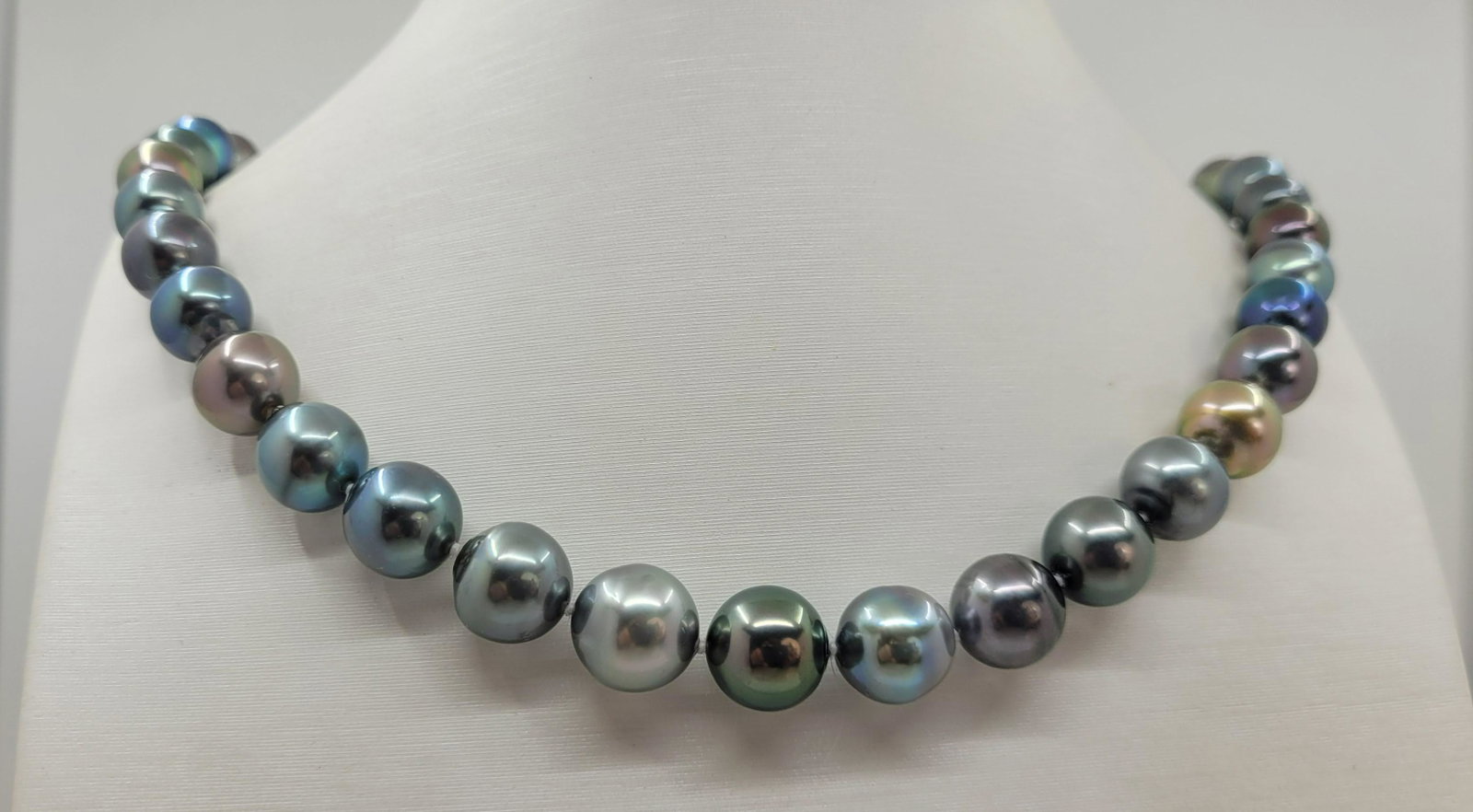 Certified Tahitian Pearls - 8.1x11.8mm - Necklace: Title: Certified Tahitian Pearls - 8.1x11.8mm - Necklace Description: This necklace is in the category of the Tahitian Pearls according to the tested results and the P.S.L criteria. Emerging from the 