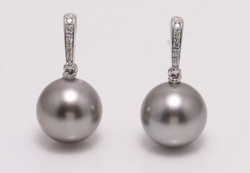 14 kt. White Gold - 11x12mm Tahitian Pearls - Earrings - 0.08 ct: Title: 14 kt. White Gold - 11x12mm Tahitian Pearls - Earrings - 0.08 ct Description: Classic Elegance ! Emerging from the tropical lagoons of French Polynesia, these Tahitian pearls have been hand sel