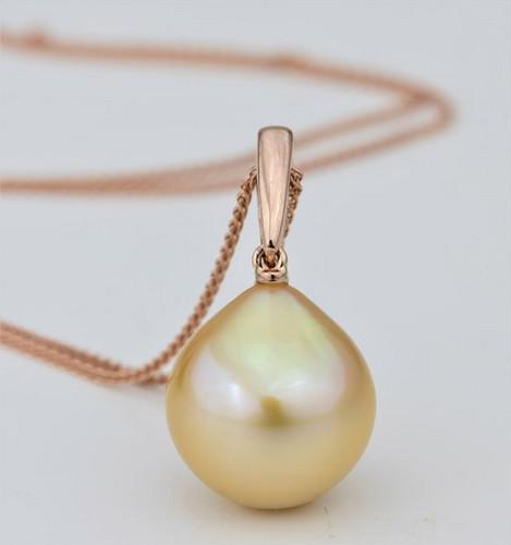 Huge 14.5mm Deep Golden South Sea Pearl - 14 kt. Pink gold - Necklace with pendant: Title: Huge 14.5mm Deep Golden South Sea Pearl - 14 kt. Pink gold - Necklace with pendant Description: Emerging from the warm oceans of Australia, this pearl has been selected for its huge luxurious s