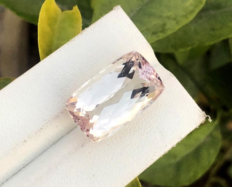 Kunzit 22.75 cts natural Peach Pink Kunzite Gemstone: Dimensions (mm) 20 x 13 x 10mm Weight (carats) 22.75 carats Colors Reserve: $47.60 Shipping: Domestic: Flat-rate of $10.00 to anywhere within the contiguous U.S. International: For