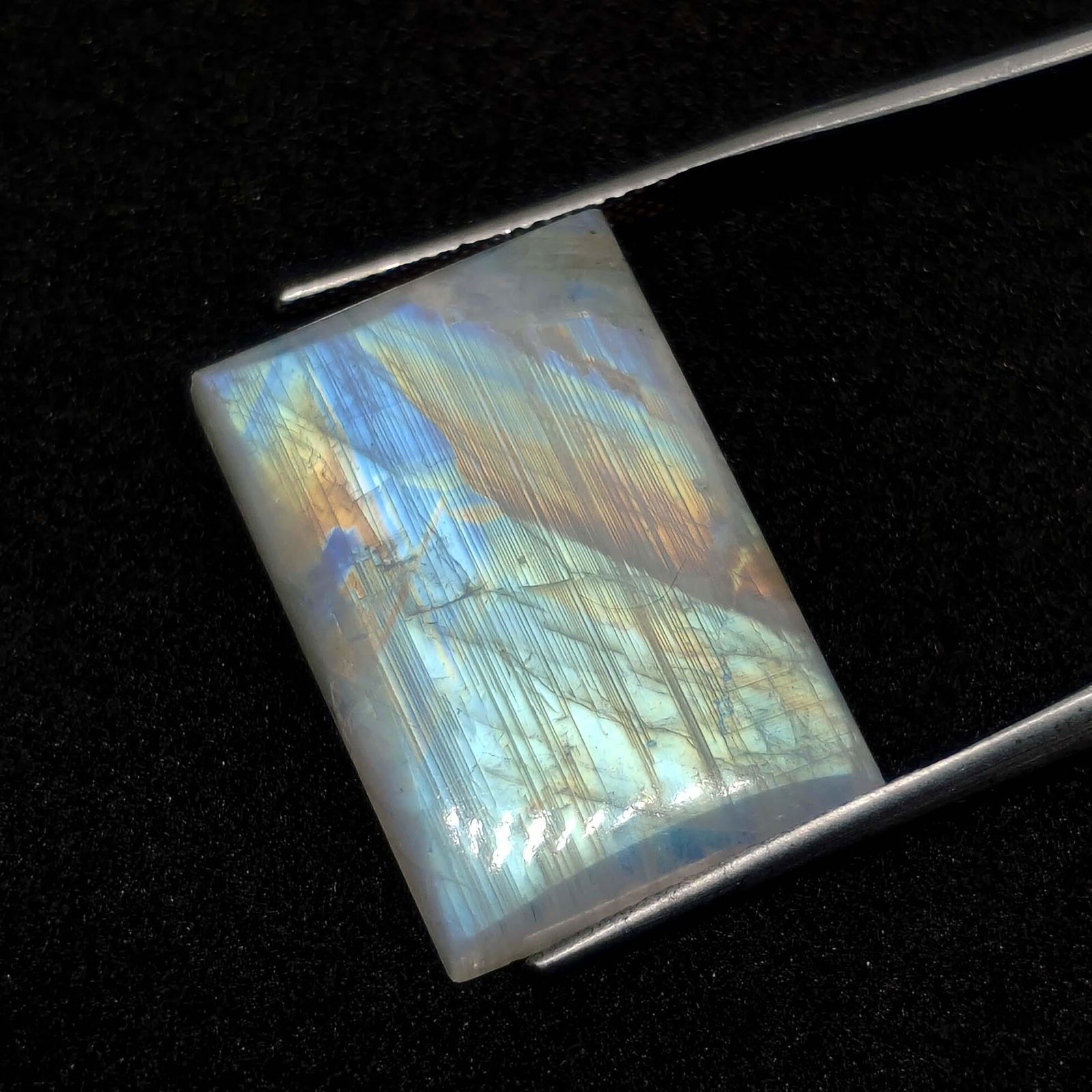 27.50 ct Natural Rainbow Moonstone (1 of 3)
