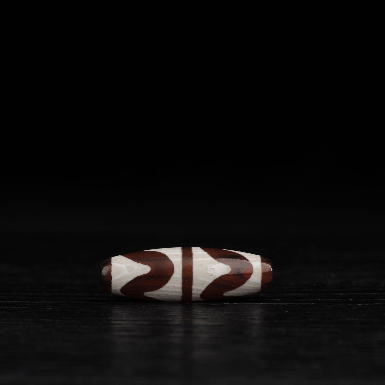 Tibetan agate eyes dzi beads: Title: Tibetan agate eyes dzi beads Origin: Asian private collection Date: 19th Century / Size: 38x13 mm / Tibetan Himalayan antique Dzi beads Reserve: $120.00 Shipping: Domestic: Flat-rate of $40.00