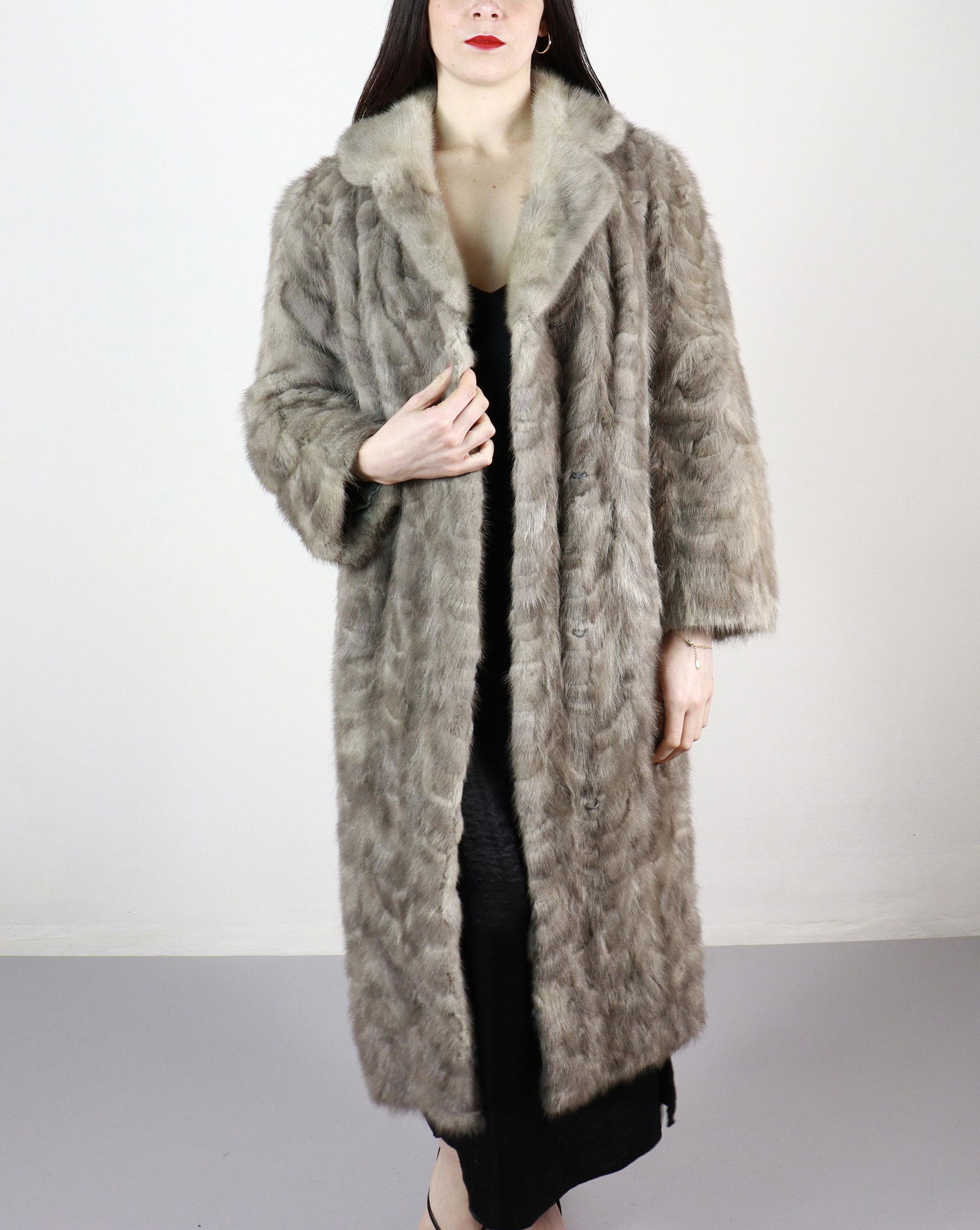 PLATINUM MINK FUR COAT EU: L; US: 16: Title: PLATINUM MINK FUR COAT EU: L; US: 16 Description: Aproximate size- EU: L; US: 16 : Important details: Length: 115cm/45.28in -Shoulders width:50cm/19.69in -Sleeve Length:60cm/23.62in -Bust size
