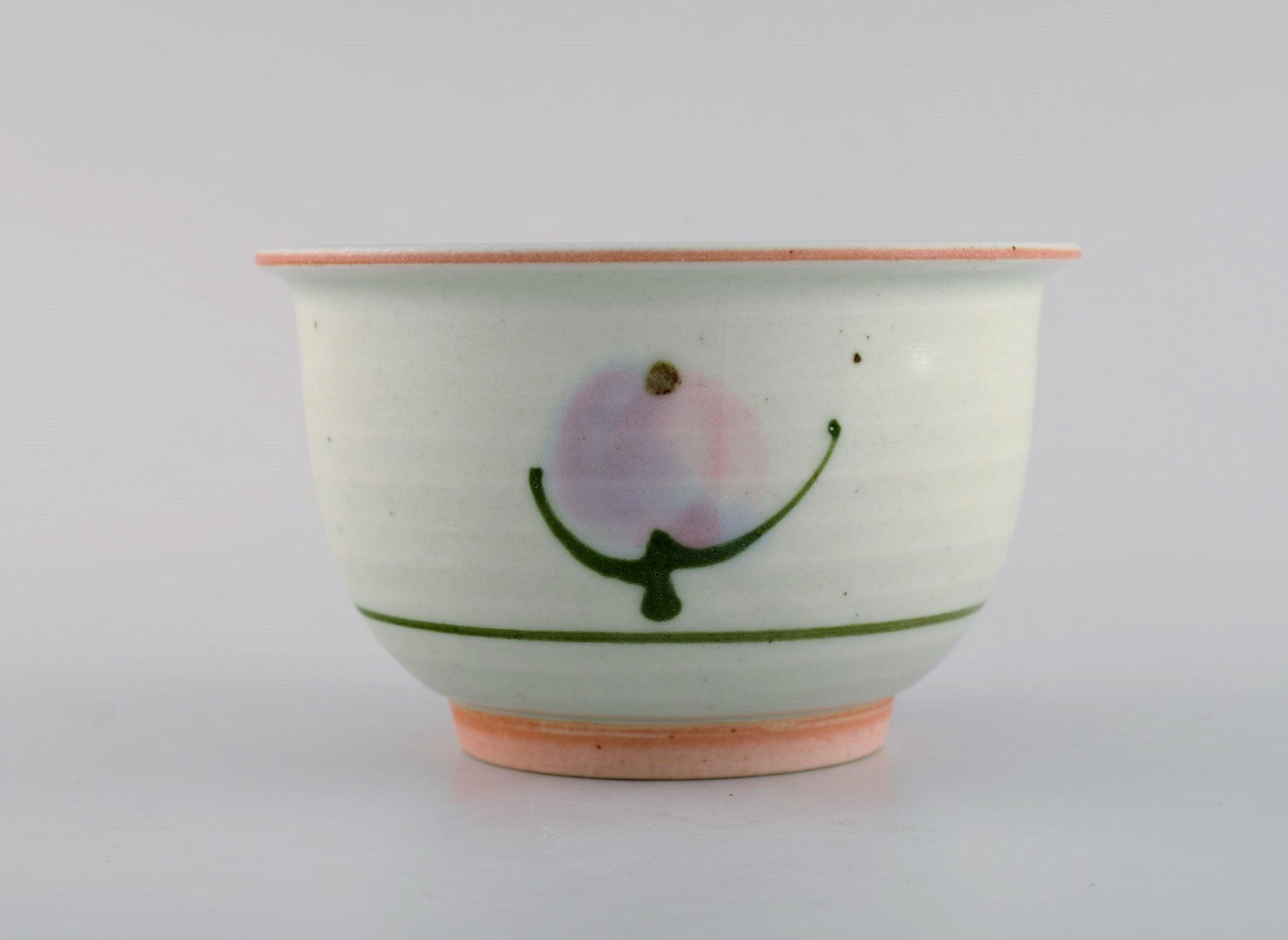 Bodil Manz (b. 1943), Denmark. Unique bowl in glazed ceramics with hand-painted flowers. 1980s.: Bodil Manz (b. 1943), Denmark. Unique bowl in glazed ceramics with hand-painted flowers. 1980s. Measures: 13 x 8 cm. In excellent condition. Signed. Reserve: $238.00 Shipping: Domestic: Shipping rates