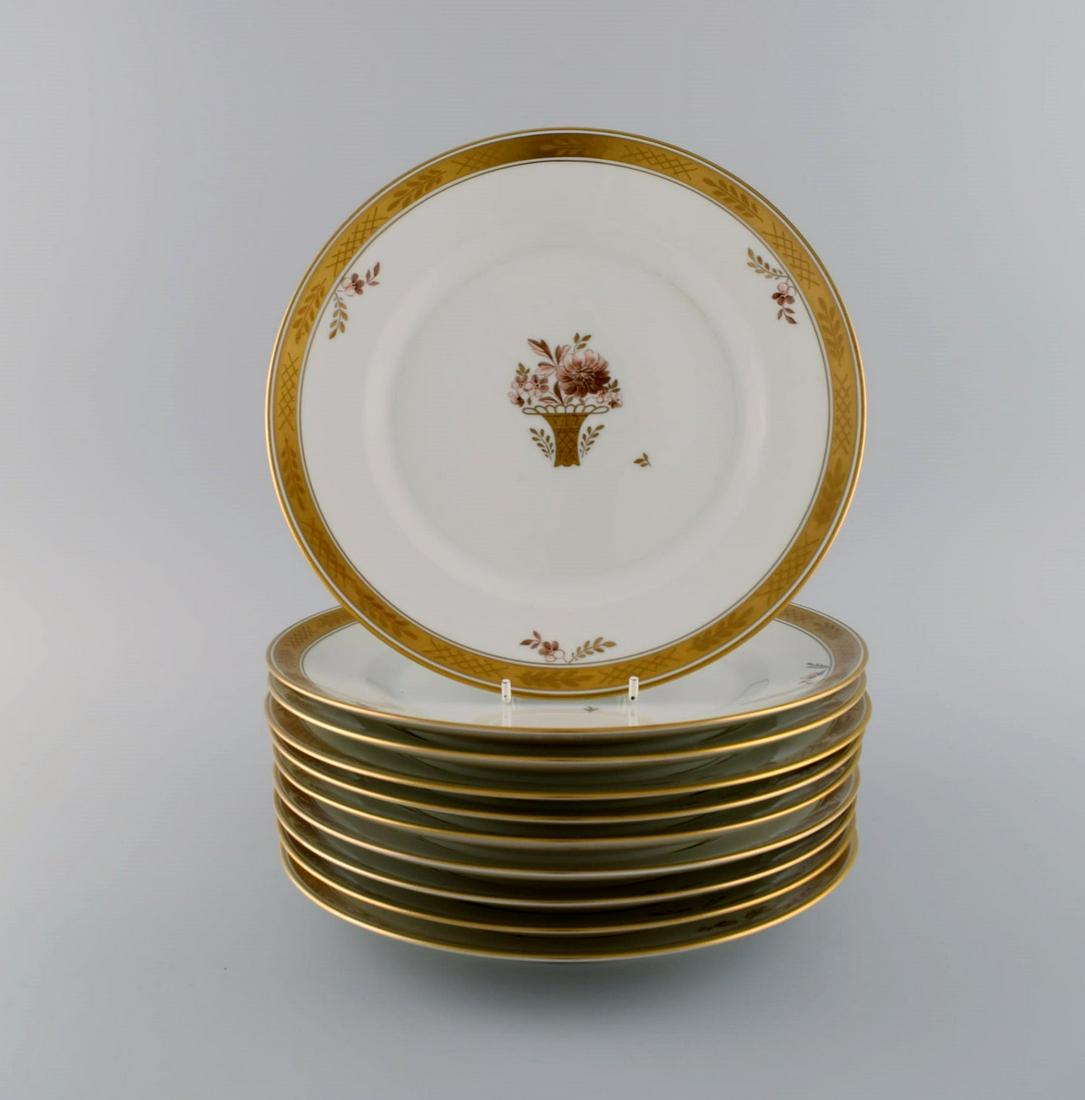10 Royal Copenhagen Golden Basket dinner plates in hand-painted porcelain with flowers and gold: 10 Royal Copenhagen Golden Basket dinner plates in hand-painted porcelain with flowers and gold decoration. 1960s. Model number 595/9586. Diameter: 25 cm. In excellent condition. Stamped. 1st factory