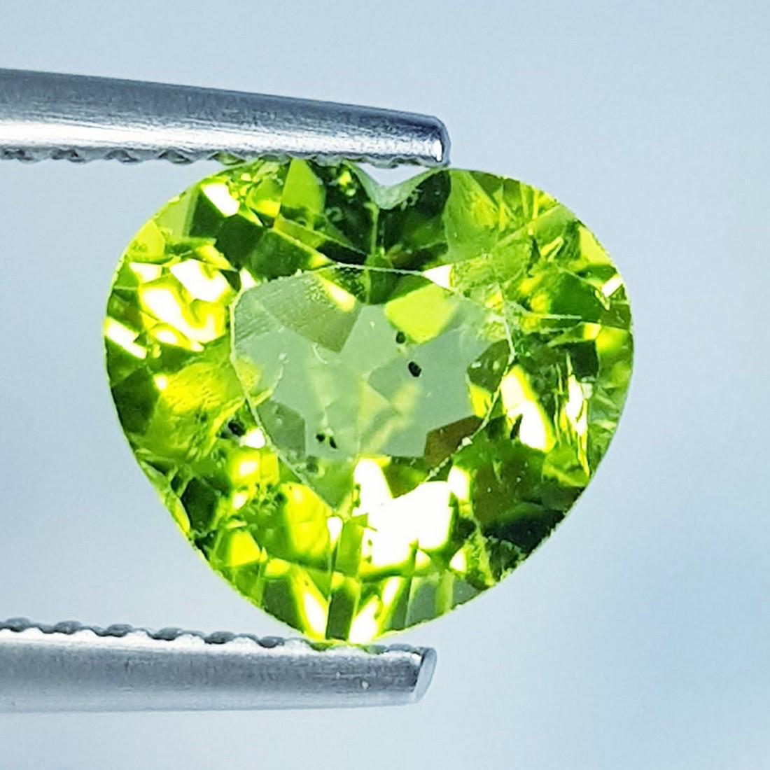2.21 ctz " Stunning Green " Natural Pakistan Peridot: No Reserve! Title:2.21 ctz " Stunning Green " Natural Pakistan Peridot Color/Clarity:Green / VVS Gemstones:Peridot Carat Weights:2.21 Size/Dimensions:8.00 x 8.70 x 4.70 Additional Information:Heart / 