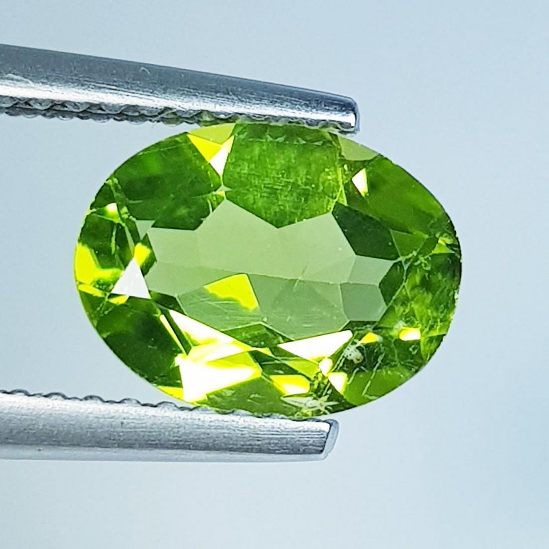 1.74 ctz " Stunning Green " Natural Pakistan Peridot: No Reserve! Title:1.74 ctz " Stunning Green " Natural Pakistan Peridot Color/Clarity:Green / VVS Gemstones:Peridot Carat Weights:1.74 Size/Dimensions:9.00 x 7.00 x 3.80 Additional Information:Oval / P