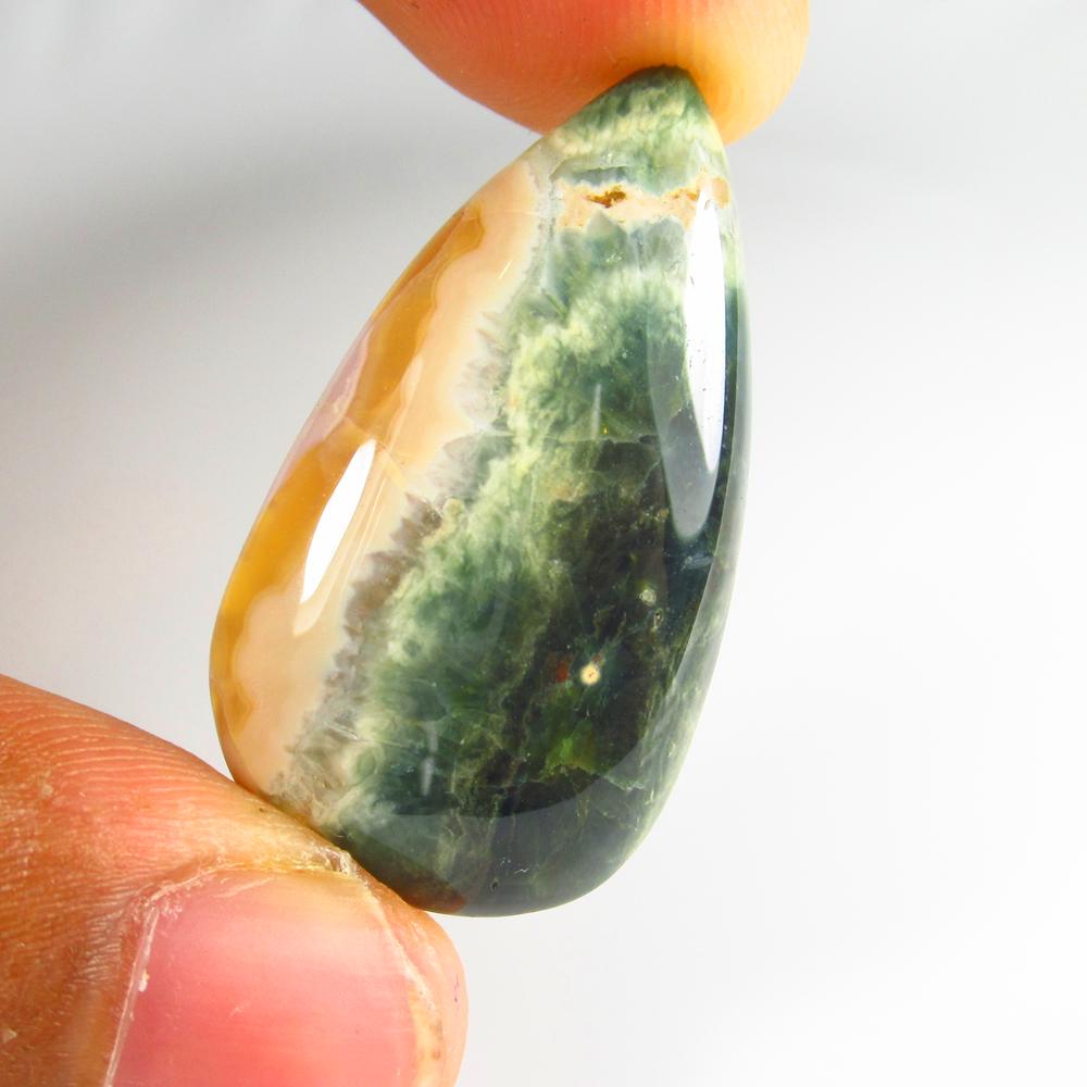Natural Jasper Quartz - 21.51 Ct: No Reserve! Title: Natural Jasper Quartz - 21.51 Ct Origin: Brazil Weight: 21.51 Size/Dimensions: 35.0 x 19.0 x 5.6 mm Additional Information: Pieces : 1 No's / Shape : Pear Cabochon / Color : Green /