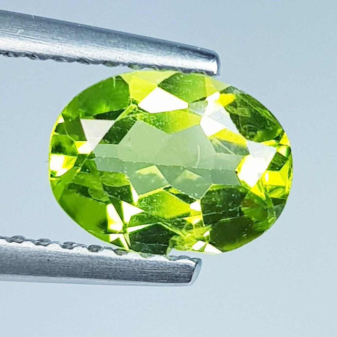 1.27ctz " Stunning Green " Natural Pakistan Peridot: No Reserve! Title:1.27ctz " Stunning Green " Natural Pakistan Peridot Color/Clarity:Green / VVS Gemstones:Peridot Carat Weights:1.27 Size/Dimensions:8.00 x 6.00 x 3.50 Additional Information:Oval / Pa