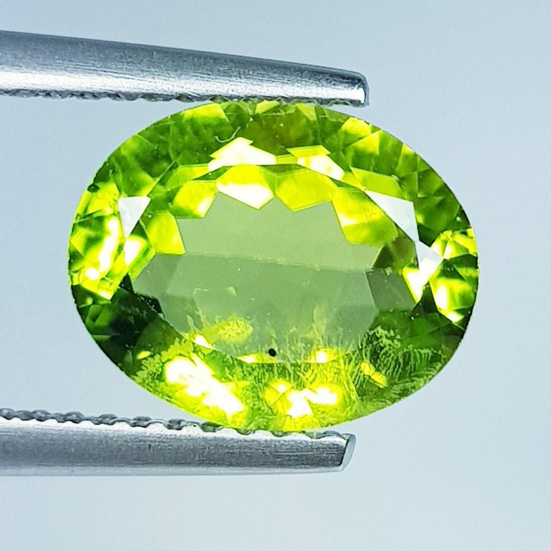 2.80 ctz " Stunning Green " Natural Pakistan Peridot: No Reserve! Title:2.80 ctz " Stunning Green " Natural Pakistan Peridot Color/Clarity:Green / VVS Gemstones:Peridot Carat Weights:2.80 Size/Dimensions:10.10 x 8.10 x 4.50 Additional Information:Oval / 