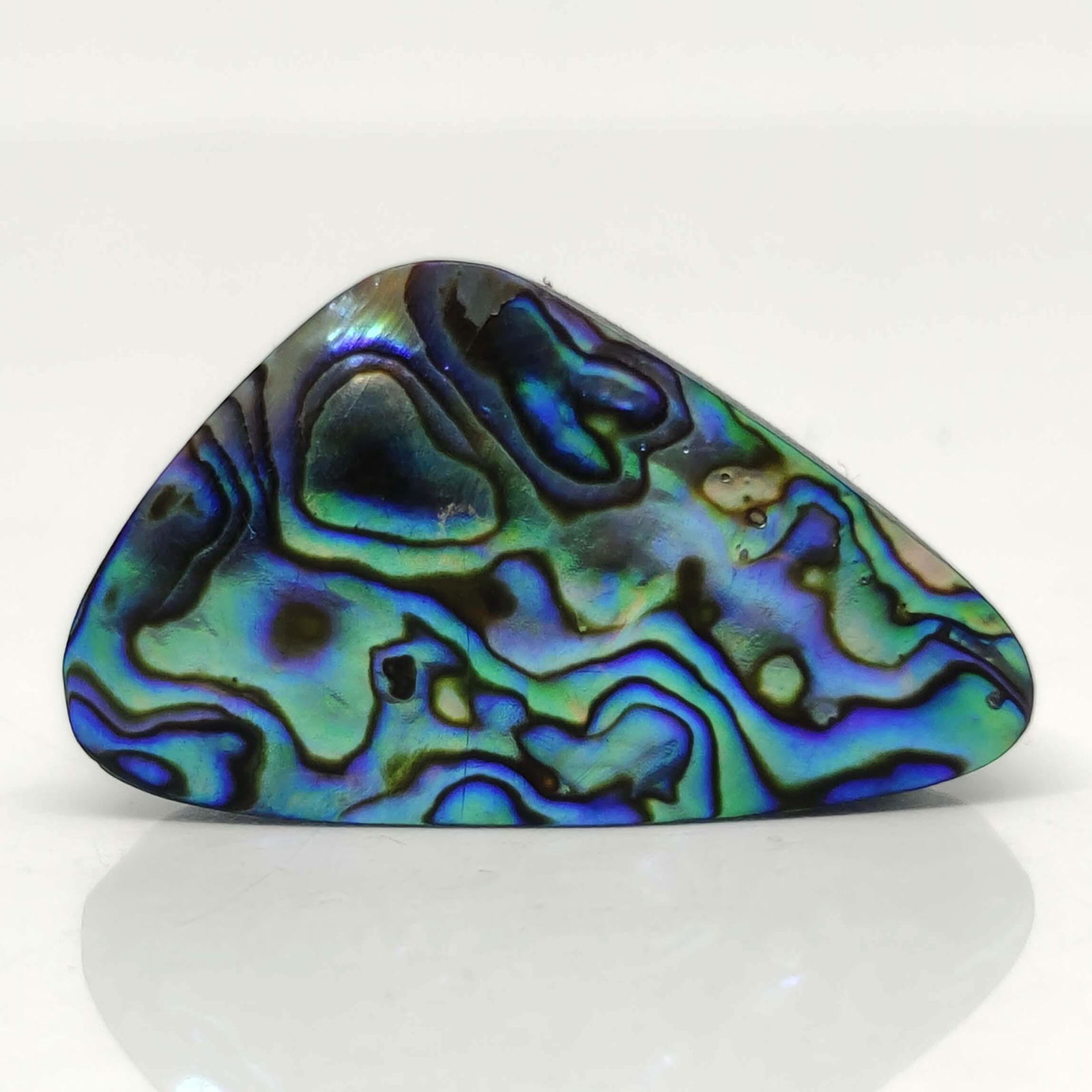 24.90 ct Natural Australian Abalone Shell: No Reserve! Title: 24.90 ct Natural Australian Abalone Shell Additional Information: Gemstones: Natural Abalone Shell Carat Weights: 24.90 ct Size/Dimensions: 31 X 18 X 6 mm Materials & Techniques: Ab