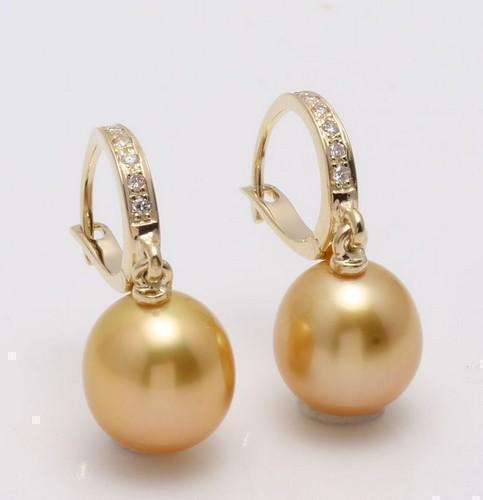 14 kt. Yellow Gold - 9x10mm Golden South Sea Pearl Drops - Earrings - 0.09 ct: Title: 14 kt. Yellow Gold - 9x10mm Golden South Sea Pearl Drops - Earrings - 0.09 ct Description: Emerging from the warm oceans of Australia, these South Sea pearls have been hand selected for their n