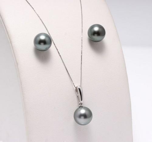 14 kt. White Gold - 10x11mm Peacock Tahitian Pearls - Set: Title: 14 kt. White Gold - 10x11mm Peacock Tahitian Pearls - Set Description: Emerging from the tropical lagoons of French Polynesia, these 3 pearls have a natural beautiful peaock green color with ey