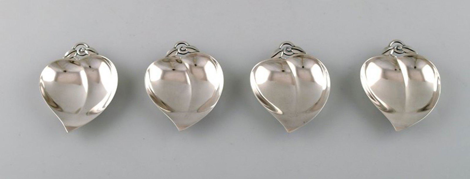 Tiffany & Company (New York). Four leaf-shaped silver bowls on feet. 1930's. (1 of 4)
