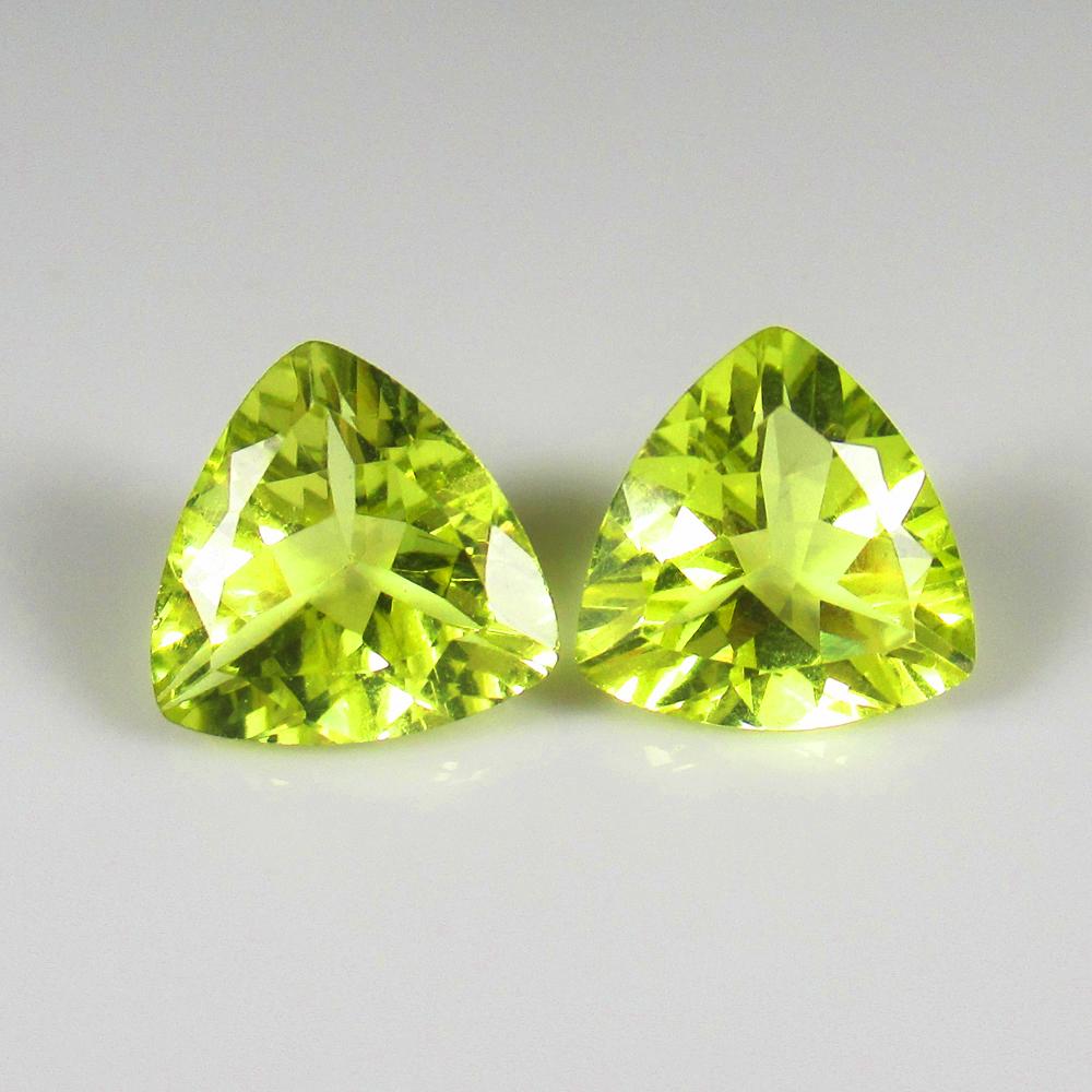 Natural Lemon Quartz Pair - 4.87 Ct: No Reserve! Title: Natural Lemon Quartz Pair - 4.87 Ct Origin: Africa Weight: 4.87 Size/Dimensions: 10.0 x 10.0 x 5.3 mm Additional Information: Pieces : 1 No's / Shape : Trillion Cut / Color : Greeni