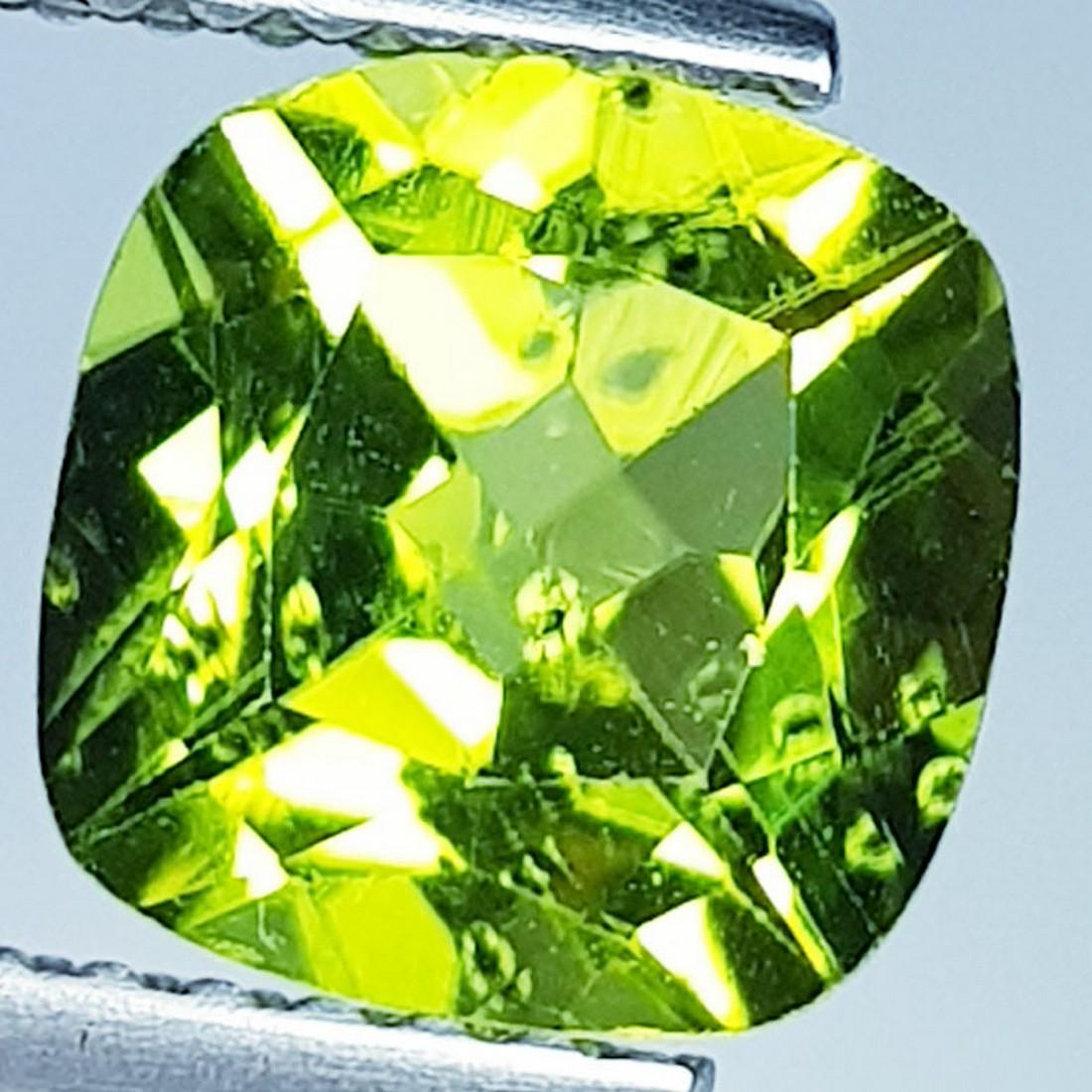 1.97 ctz " Stunning Green " Natural Pakistan Peridot: No Reserve! Title:1.97 ctz " Stunning Green " Natural Pakistan Peridot Color/Clarity:Green / VVS-VS Gemstones:Peridot Carat Weights:1.97 Size/Dimensions:7.50 x 7.50 x 4.60 Additional Information:Cushi