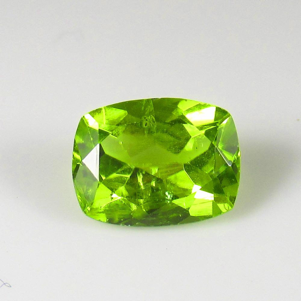Natural Green Peridot- 2.22 Ct: No Reserve! Title: Natural Green Peridot- 2.22 Ct Origin: Pakistan Weight: 2.22 Size/Dimensions: 9.3 x 7.2 x 4.6 mm Additional Information: Pieces : 1 No's / Shape : Cushion Cut / Color : Green / Clar