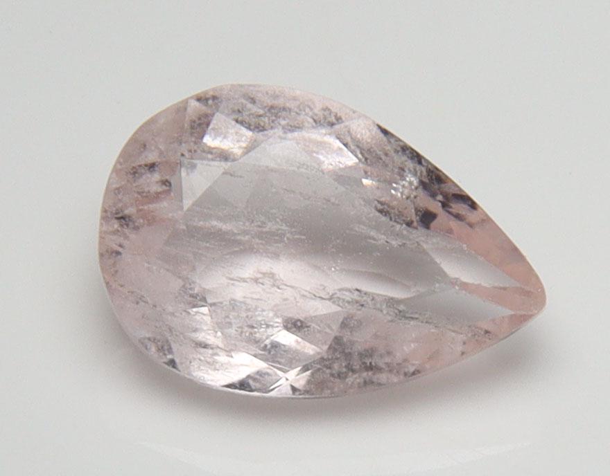 1.35 cts Natural Morganite: No Reserve! Title: 1.35 cts Natural Morganite Additional Information: Gemstone : Natural Morganite Shape and Cut : Pear Cut Weight : 1.35 carats Measurements : 9x6 mm, Color : Peach Transparency : Tra