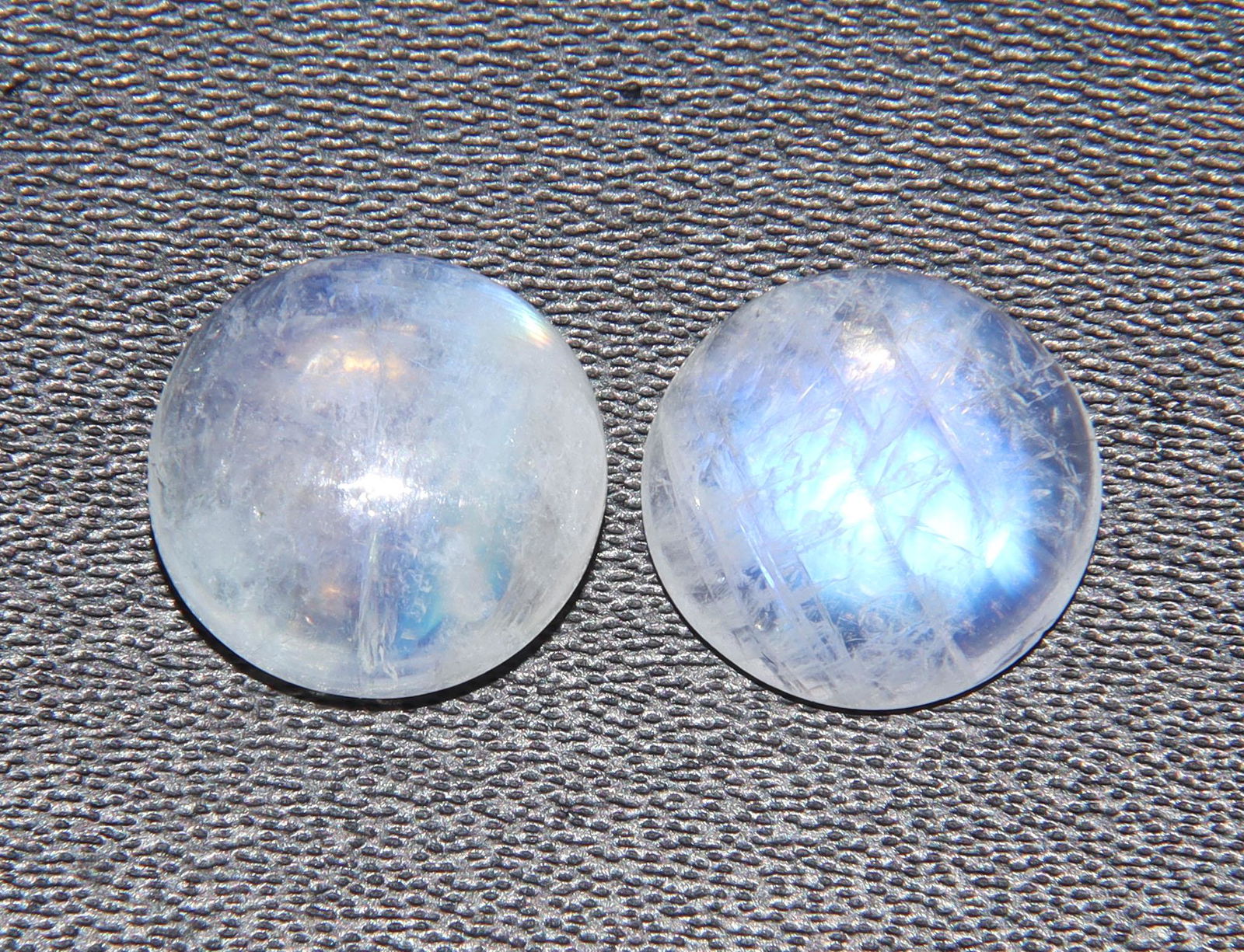 6.68 Cts Natural Rainbow Moonstone Set: No Reserve! Title: 6.68 Cts Natural Rainbow Moonstone Set Additional Information: Gemstone : Natural Rainbow Moonstone Shape : Round Cabochan Weight : 6.68 carats Measurements : 10x10 mm, Color : Whit