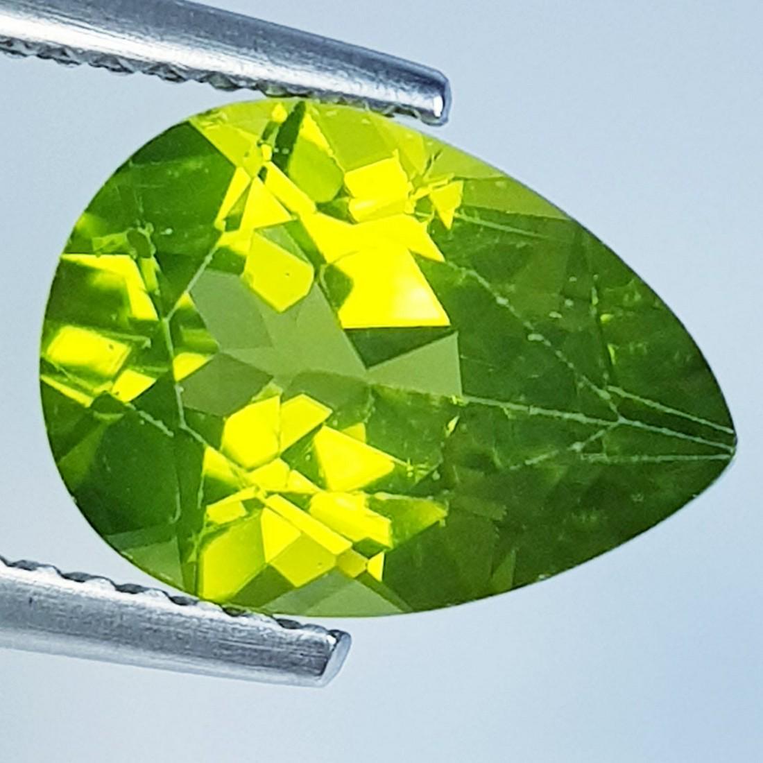 3.19 ctz " Stunning Green " Natural Pakistan Peridot: No Reserve! Title:3.19 ctz " Stunning Green " Natural Pakistan Peridot Color/Clarity:Green / VVS Gemstones:Peridot Carat Weights:3.19 Size/Dimensions:11.10 x 8.00 x 5.40 Additional Information:Pear / 
