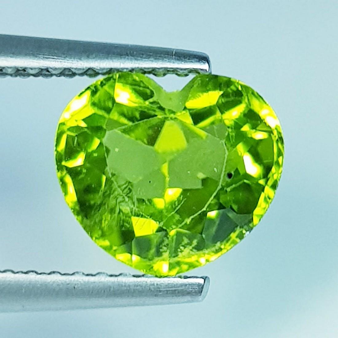 2.64 ctz " Stunning Green " Natural Pakistan Peridot: No Reserve! Title:2.64 ctz " Stunning Green " Natural Pakistan Peridot Color/Clarity:Green / VVS Gemstones:Peridot Carat Weights:2.64 Size/Dimensions:7.60 x 8.50 x 5.50 Additional Information:Heart / 