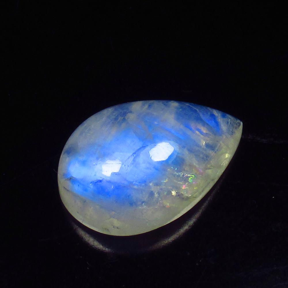 Natural Blue Moonstone - 10.11 Ct: No Reserve! Title: Natural Blue Moonstone - 10.11 Ct Origin: India Weight: 10.11 Size/Dimensions: 18.0 x 12.0 x 7.0 mm Additional Information: Pieces : 1 No's / Shape : Pear Cab / Color : Blue Tint /