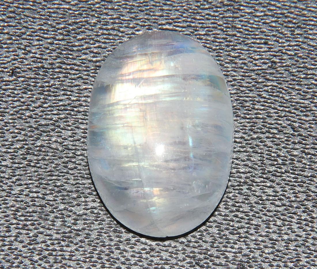 6.01 Cts Natural Rainbow Moonstone: No Reserve! Title: 6.01 Cts Natural Rainbow Moonstone Additional Information: Gemstone : Natural Rainbow Moonstone Shape : Oval Cabochan Weight : 6.01 carats Measurements : 14.04x9.71x5.40 mm, Color :