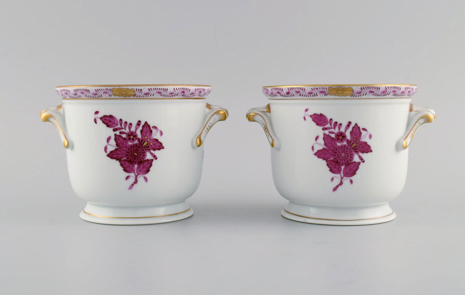 Herend Chinese Bouquet Raspberry. Two vases in hand-painted porcelain modeled with handles. Mid-20th (1 of 6)