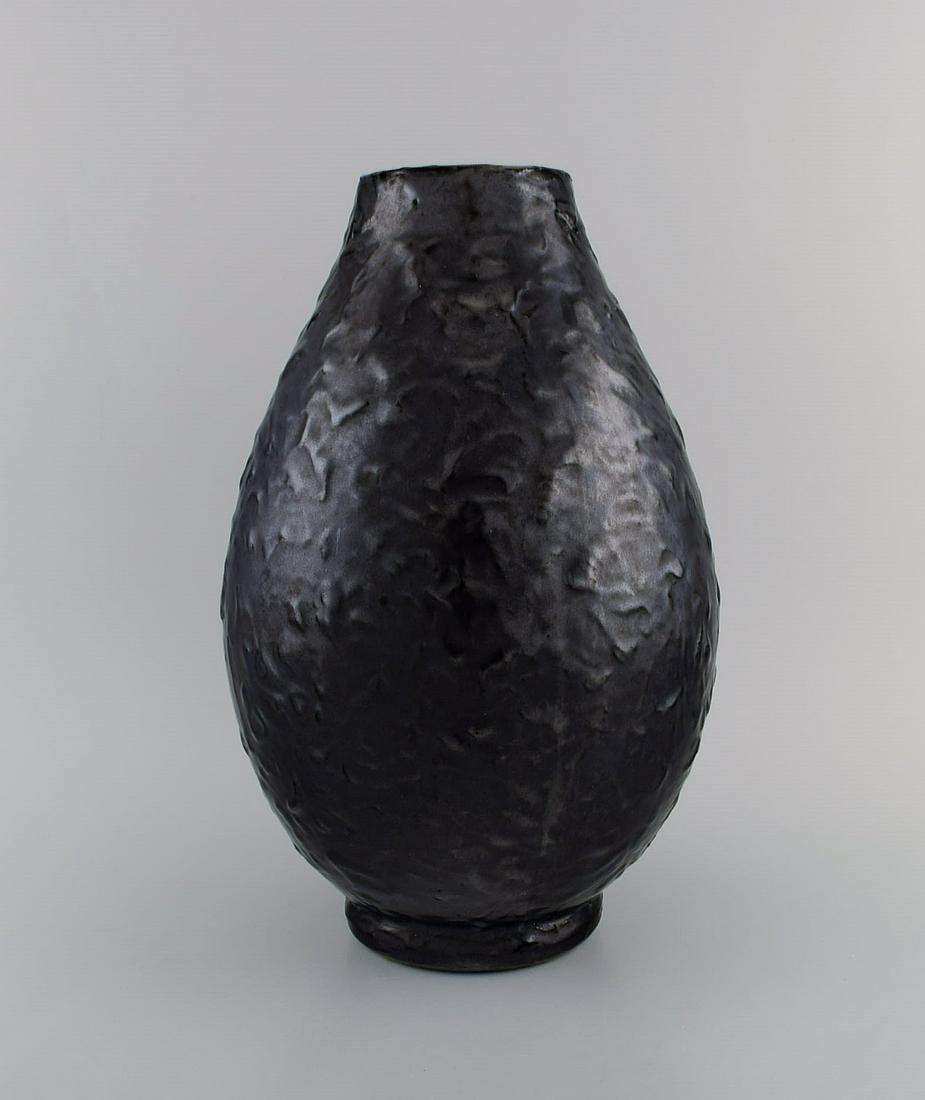 Jerome Massier (1850-1916) for Vallauris. Large antique vase in glazed stoneware. Beautiful metallic: Jerome Massier (1850-1916) for Vallauris. Large antique vase in glazed stoneware. Beautiful metallic glaze in black shades. Early 20th century. Measures: 36 x 22 cm. In excellent condition. Stamped. R