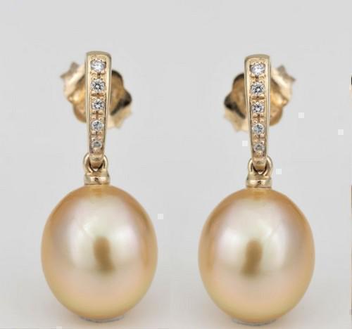 10x11mm Golden South Sea Pearls - 14 kt. Yellow gold - Earrings - 0.08 ct: Title: 10x11mm Golden South Sea Pearls - 14 kt. Yellow gold - Earrings - 0.08 ct Description: Produced by the gold-lipped Pinctada Maxima Oyster in the warm waters of Australia to Indonesia, these pea