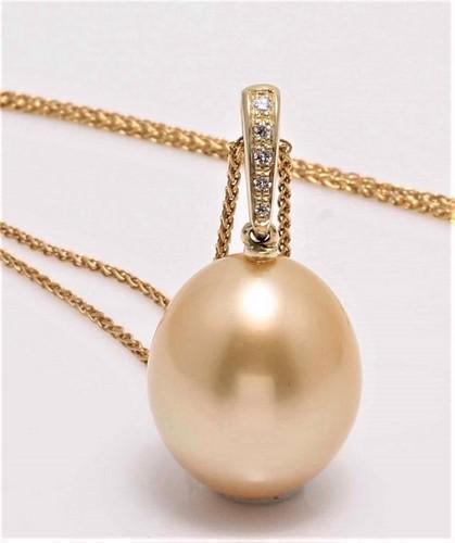14 kt. Yellow Gold - 14x15mm Large Golden South Sea Pearl - Necklace with pendant - 0.04 ct: Title: 14 kt. Yellow Gold - 14x15mm Large Golden South Sea Pearl - Necklace with pendant - 0.04 ct Description: Emerging from the warm oceans of Australia, this South Sea pearl has a natural beautiful