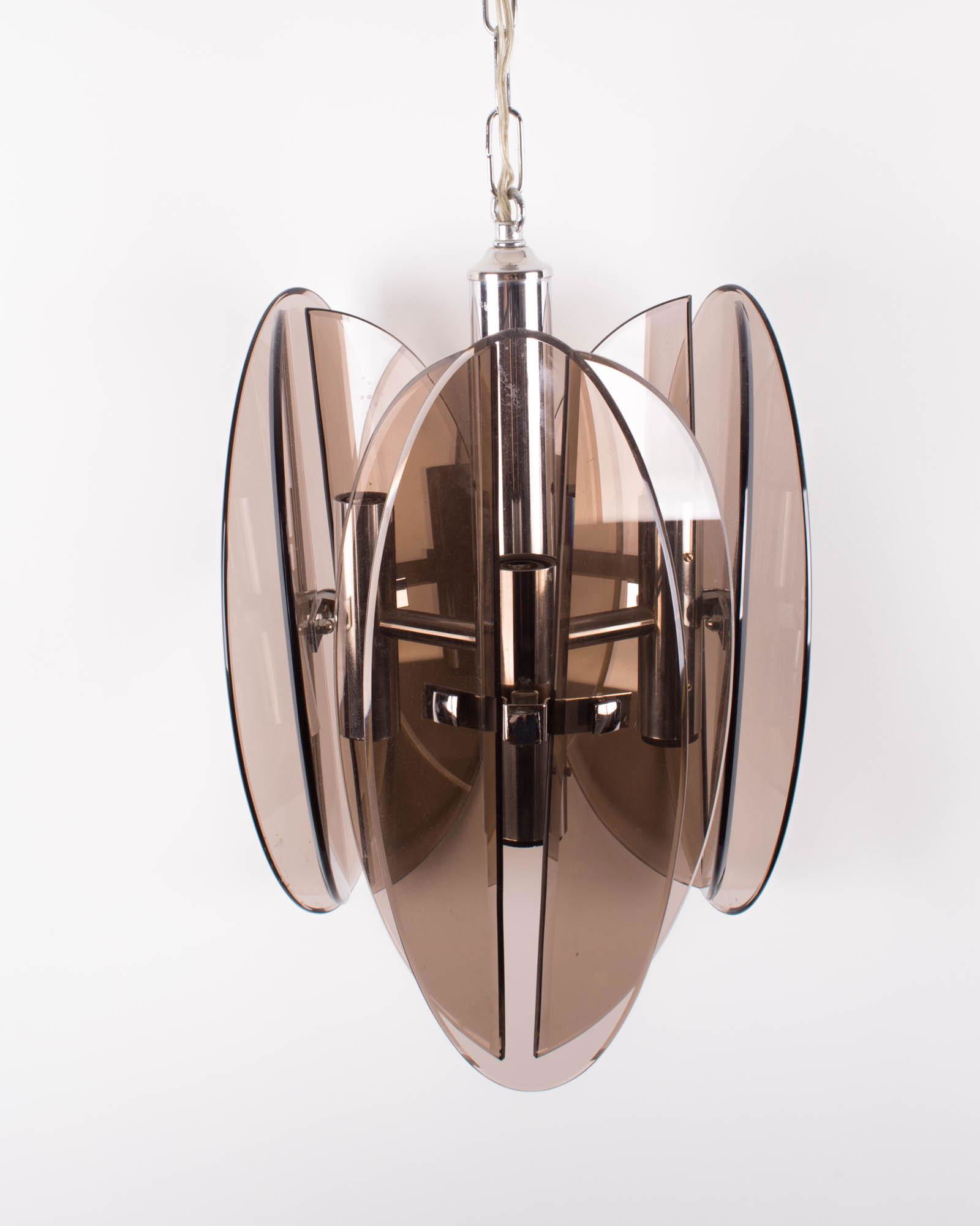 Chandelier with beveled smoke glass Fontana Arte Veca italy II: Second 1970 italian chandelier attributed to Veca italy on several professional web site , congruent with the style of Fontana Arte which lead the style of the 60's in Italy.The mounting of the harwar