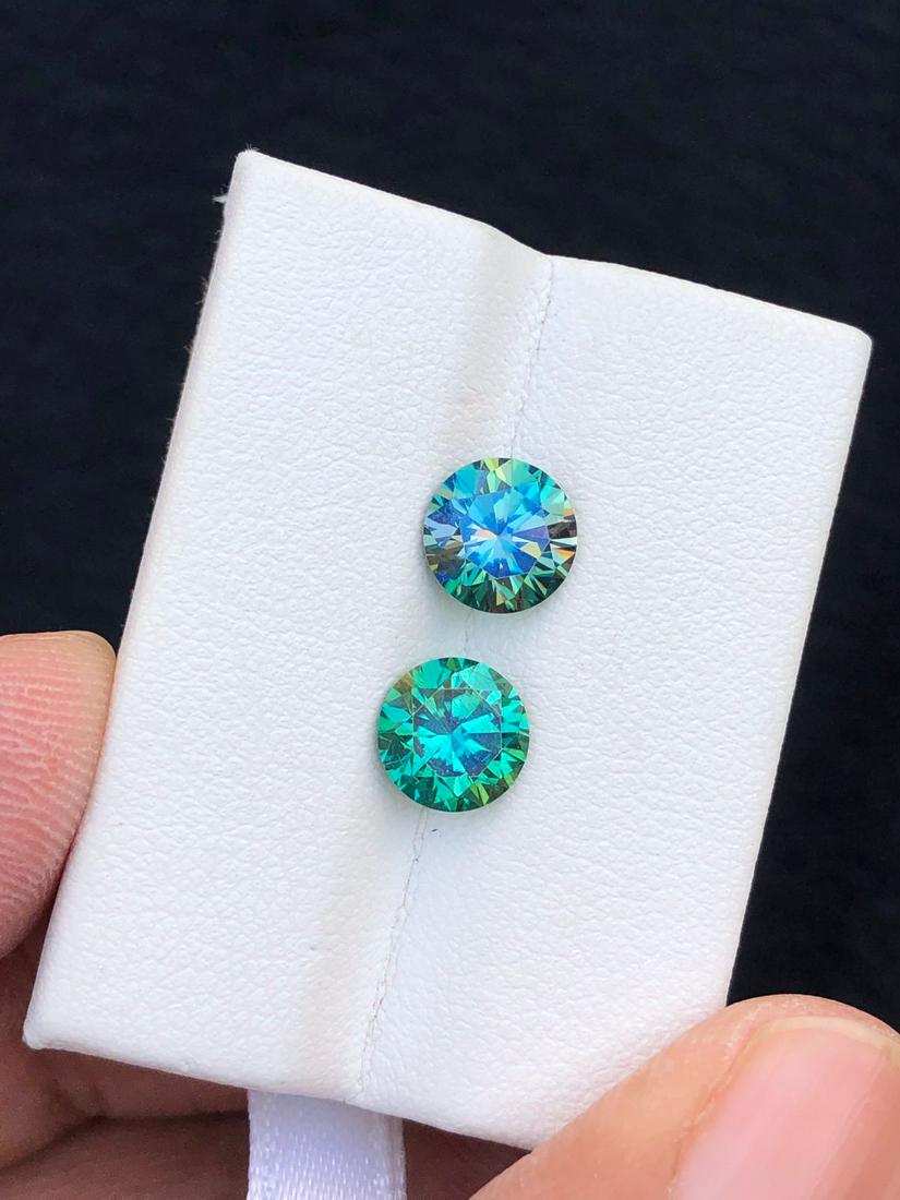 2.5 Carats Natural Moissanite Round Gemstone: Title: 2.5 Carats Natural Moissanite Round Gemstone Gemstones: Moissanite Carat Weights: 2.5 Carats Size/Dimensions: 7x7x4 mm, 6x6x4 mm Additional Information: Natural Reserve: $99.00 Shipping: Domes