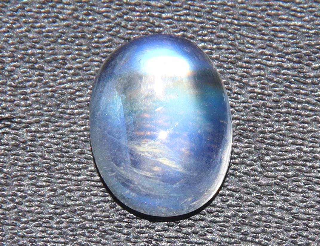 AAA Qaulity 2.08 Cts Natural Rainbow Moonstone: No Reserve! Title: AAA Qaulity 2.08 Cts Natural Rainbow Moonstone Additional Information: Gemstone : Natural Rainbow Moonstone Shape : Oval Cabochan Weight : 2.08 carats Measurements : 9x7 mm, Color :