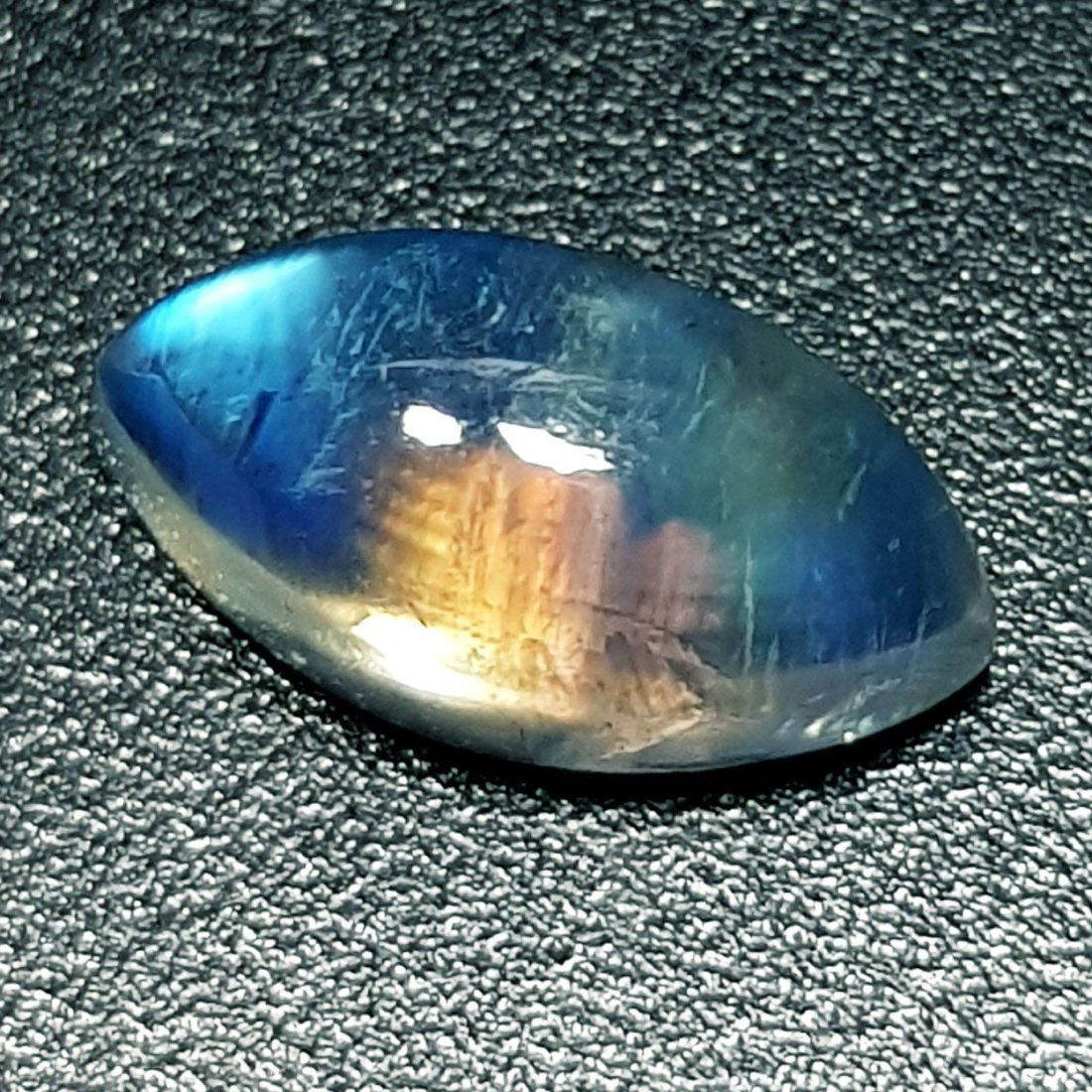 1.72 ctz" Stunning Collection" Natural Royal Blue Moonstone: No Reserve! Title:1.72 ctz" Stunning Collection" Natural Royal Blue Moonstone Color/Clarity:Royal Blue / Trasparant Gemstones:Moonstone Carat Weights:1.72 Size/Dimensions:10.00 x 5.00 x 4.30 Additiona